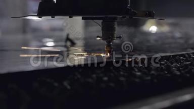 数控激光切割机，同时用火花光切割<strong>钣金</strong>。 高精度板材切割工艺